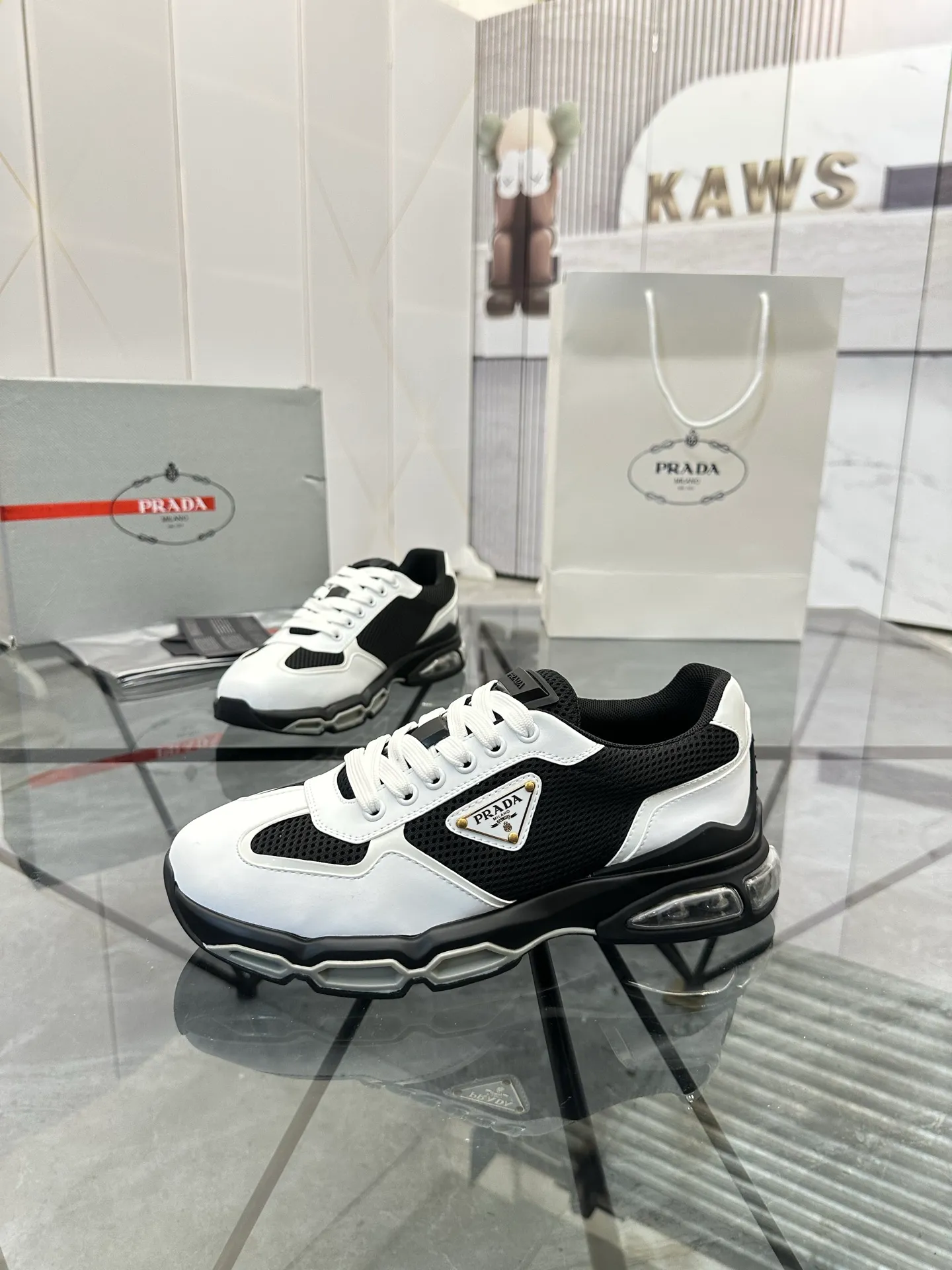 Men's shoes for sale 💰: 💰P660¥ High-end top quality Product trademark: Prada *"Prada*" low-top casual shoes Regular size: 38-45 (can be customized to 46) Product materials: Upper imported first-layer cowhide spliced ​​with original fabric, breathable lining, cowhide foot pads, original air cushion outsole. No.: 001